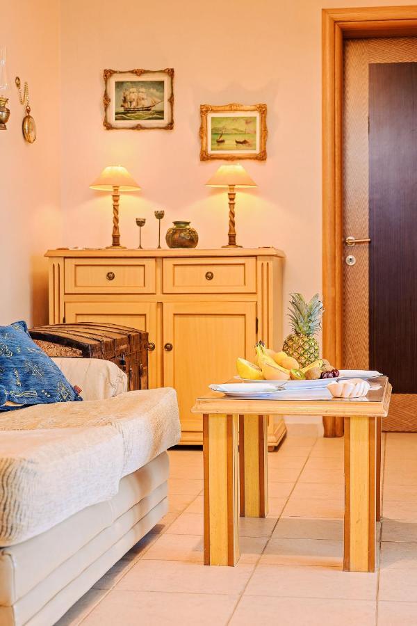 Villa Mariellie Néa Péramos Bagian luar foto
