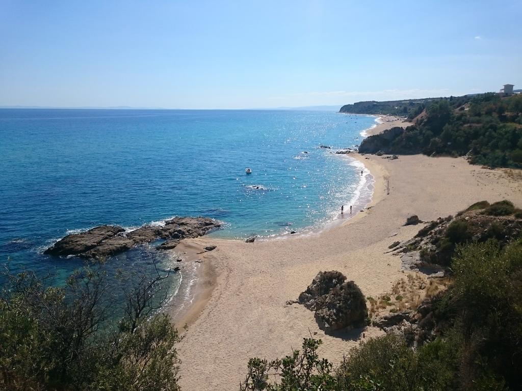 Villa Mariellie Néa Péramos Bagian luar foto