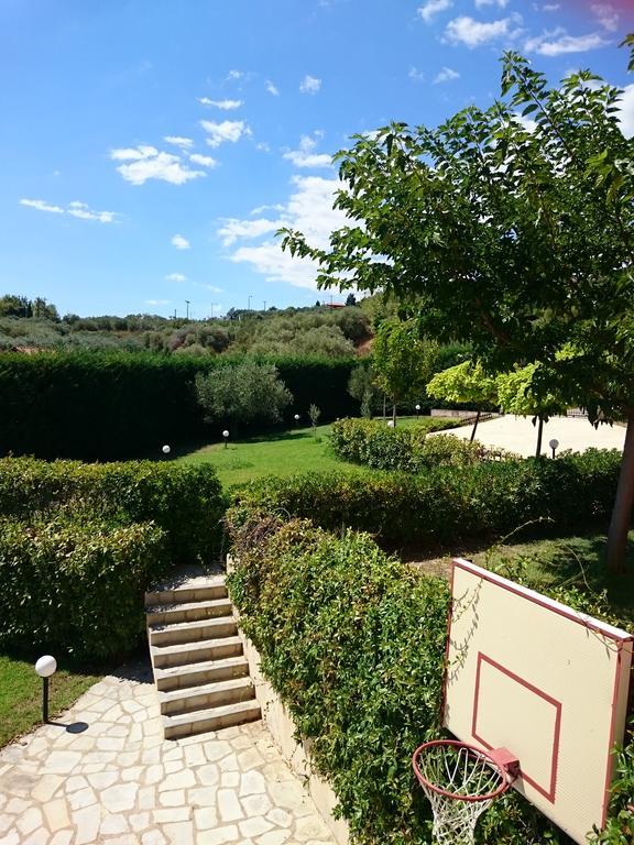 Villa Mariellie Néa Péramos Bagian luar foto
